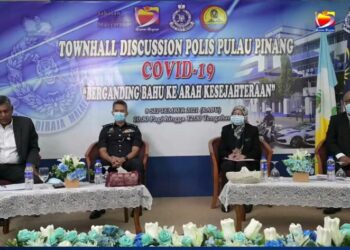 MOHD SUHAILY MOHD ZAIN (dua dari kanan) bersama barisan panel ketika sesi 'townhall' bersama Polis Diraja Malaysia (PDRM) yang disiarkan menerusi Facebook PDRM Pulau Pinang hari ini.