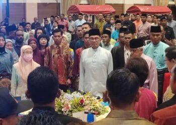 ANWAR Ibrahim beramah-mesra dengan orang ramai yang menghadiri majlis sambutan Rumah Terbuka Malaysia Madani Bersama Perdana Menteri di UiTM Permatang Pauh, Pulau Pinang hari ini.