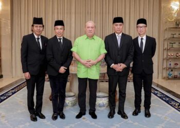 SULTAN Ibrahim Sultan Iskandar menerima mengadap Amy Search, Hillary Ang, Man Kidal dan Nasir Daud di Johor Bahru, hari ini.