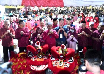 MOHD. Shukri Ramli (tengah) bersama ribuan masyarakat Cina hadir memeriahkan 
Karnival Tahun Baharu Cina di Pekan Lama Arau, Perlis malam tadi.- UTUSAN/IZLIZAN OTHMAN