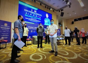 MOHAMED Azmin Ali ketika melawat PPV PIKAS di D'Tempat Country Club, Sendayan, Seremban hari ini.-UTUSAN/BADRUL HAFIZAN MAT ISA.