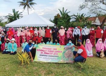 program 1,000 Hidangan Bubur Lambuk berjaya mengagihkan menu itu kepada anak yatim, ibu bapa dan pengguna jalan raya sekitar bandar Jerantut, Pahang.