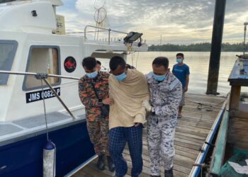 SALAH seorang nelayan yang berjaya diselamatkan selepas sembilan jam terapung di laut setelah bot mereka karam di perairan Tanjung Sedili, Kota Tinggi di Johor.