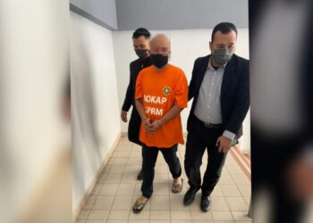 SEORANG pembantu penguat kuasa ditahan reman di Mahkamah Majistret Seremban hari ini bagi membantu siasatan selepas disyaki menerima lima pasang cermin mata bernilai lebih RM1,000 sebagai habuan tidak mengambil tindakan di bawah Akta Kerajaan Tempatan 1976.