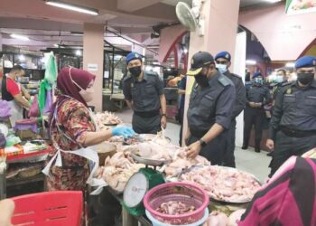 HARGA ayam di Kelantan menunjukkan penurunan ketara sehingga RM7 sekilogram. - UTUSAN/ROSLIZA MOHAMED