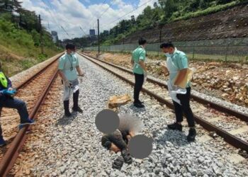 MAYAT mangsa dibawa ke Pusat Perubatan Universiti Malaya (PPUM) untuk proses bedah siasat. -GAMBAR ISHAN PDRM