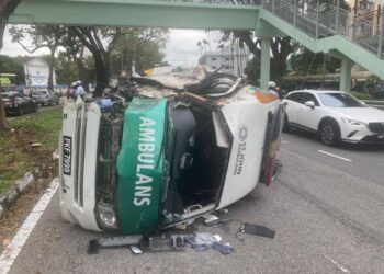 KEADAAN ambulans St. John yang yang dalam perjalanan menghantar pesakit ke HPP yang terbabas dan merempuh pembahagi jalan serta sebatang pokok lalu terbalik di Jalan Masjid Negeri, Pulau Pinang semalam.