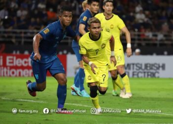 PERGERAKKAN Faisal Abdul Halim (kanan) dikawal ketat oleh pemain pertahanan Thailand, Sasalak Haiprakhon pada separuh akhir kedua Piala AFF di Stadium Thammasat, Thailand, hari ini. - Gambar ihsan FAM