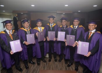 SERAMAI tujuh graduan kumpulan pertama pegawai JBPM menerima ijazah bagi program Sarjana Sains Kejuruteraan Keselamatan Kebakaran pada Upacara Konvokesyen ke-60 USM, di George Town, Pulau Pinang hari ini. - Pix IQBAL HAMDAN