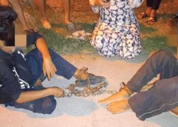 GAMBAR yang tular di media sosial menunjukkan dua remaja dipercayai mangsa dera yang ditemukan orang awam dalam keadaan diikat dengan rantai besi di Simpang Empat, Kangar, Perlis semalam- UTUSAN