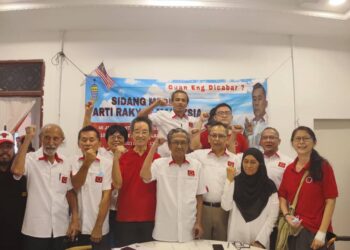 MOHAMAD EZAM Mohd. Nor (empat dari kanan) bersama pemimpin PRM lain dalam sidang akhbar mengenai penyertaan parti itu pada PRN Pulau Pinang akan datang di George Town, Pulau Pinang hari ini. - Pix: IQBAL HAMDAN