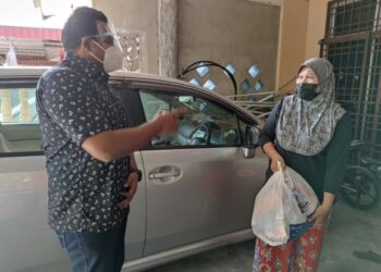 C. Sivarraajh menyampaikan sumbangan kepada salah seorang penduduk di Taman Serai Wangi 2, Padang Serai hari ini. - UTUSAN/AZAHAR HASHIM