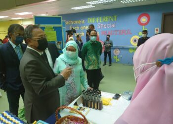 HASNI Mohammad  melawat ruang pameran yang disediakan semasa menghadiri Majlis Serahan Sumbangan Kepada Persatuan Cerebral Palsy Johor, di Johor Bahru. -UTUSAN/KHAIRUL MOHD ALI