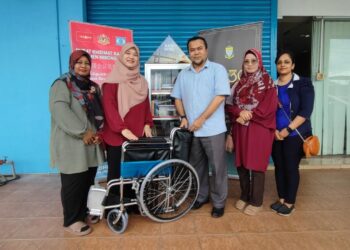 FADHLINA Sidek (dua dari kiri) pada Program Pelancaran Kiosk Buku Nibong Tebal dan sumbangan 100 buah kerusi roda di Pusat Khidmat Rakyat Nibong Tebal, Pulau Pinang hari ini. - Pic: IQBAL HAMDAN