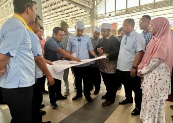 MOHD Shukri Ramli (lima dari kanan) mendengar penerangan berhubung perkembangan kerja-kerja naik taraf Kompleks Kemudahan Pelancongan Kuala Perlis, Perlis sewaktu mengadakan lawatan ke tapak berkenaan, hari ini. -UTUSAN/ASYRAF MUHAMMAD