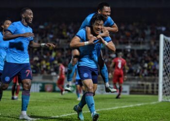 PARK Taesu diraikan rakan sepasukannya selepas menjaringkan gol kemenangan dalam aksi Liga Super di antara Negeri Sembilan dan Sabah di Stadium Tuanku Abdul Rahman, Paroi, Seremban malam ini.-UTUSAN/MOHD. SHAHJEHAN MAAMIN