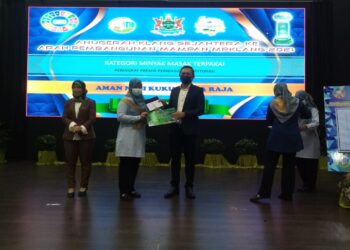 NG Sze Han (tiga dari kiri) menyampaikan sijil kepada peserta yang memenangi Anugerah Klang Sejahtera Kearah Pembangunan Mampan MPK 2021 di Klang, Selangor, hari ini. - UTUSAN / MOHAMAD NAUFAL MOHAMAD IDRIS