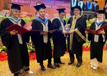 SAPIRIN Soprey (tengah) bersama Abd. Aziz Tajuddin (dua dari kanan) dan beberapa graduan lain pada Majlis Konvokesyen Kedua AIU di kampusnya di Alor Setar semalam. – UTUSAN/JAMLIAH ABDULLAH