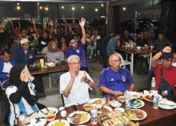 Bekas Perdana Menteri, Datuk Seri Ismail Sabri Yaakob turut hadir menyaksikan final Piala Dunia menerusi layar gergasi di Rigre Arena di Sungai Buloh malam ini.