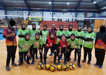 Para pemain bola tampar wanita Melaka bersama jurulatih mereka (tengah) yang dikenali  sebagai Cikgu Hadee.