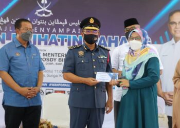 WAN ROSDY Wan Ismail (tengah) menyampaikan Bantuan Prihatin Pahang kepada seorang penerima di Dewan Laman Sejahtera Sungai di Lipis, Pahang. - FOTO/SALEHUDIN MAT RASAD