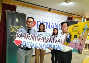CHOW KON YEOW (kiri) dalam sidang akhbar mengenai Karnival LovePenang dan isu-isu semasa di George Town, Pulau Pinang hari ini.