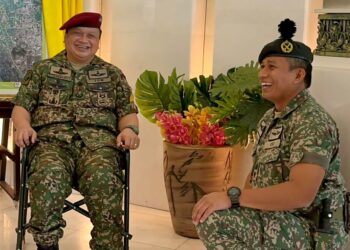 TUANKU Syed Faizuddin Putra Jamalullail berkenan berangkat menerima sembah mengadap Timbalan Komander Rejimen 504 Askar Wataniah (R504AW), Leftenan Kolonel Lasahi Laiji di Bilik Persidangan, Galeri Diraja Arau, Perlis hari ini.- UTUSAN