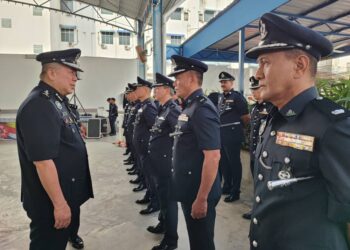 KHAW Kok Chin (kiri) memeriksa barisan pada majlis perhimpunan bulanan dan amanat Ketua Polis Pulau Pinang di IPK Pulau Pinang, di George Town, hari ini. - Pic: IQBAL HAMDAN