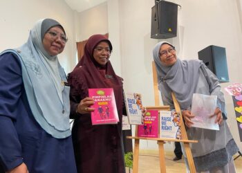 AIMAN ATHIRAH Sabu (tengah) melancarkan dua buku sempena Seminar Kesejahteraan Wanita di LPPKN Bertam, Kepala Batas, Pulau Pinang hari ini. - Pix: SITI NUR MAS ERAH AMRAN
