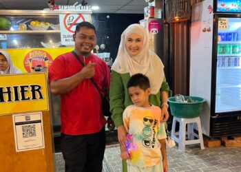 MIOR Johan Johari bergambar bersama Wan Aishah Wan Nawawi yang mengunjungi restorannya semasa bercuti di Pulau Langkawi, baru-baru ini.