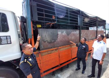 S. JEGAN (kanan) melihat sebuah tangki tambahan yang dipasang pada sebuah lori untuk digunakan dalam kegiatan menyeleweng diesel bersubsidi dalam sidang akhbar di Bukit Mertajam, Pulau Pinang hari ini.