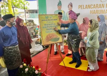 TUANKU Syed Faizuddin Putra Jamalullail (empat dari kanan) membuat simbolik gimik sewaktu Majlis Pelancaran Festival Mangga Harumanis Perlis Tahun 2023 di Dewan 2020, Kangar, Perlis hari ini. -UTUSAN/ASYRAF MUHAMMAD.