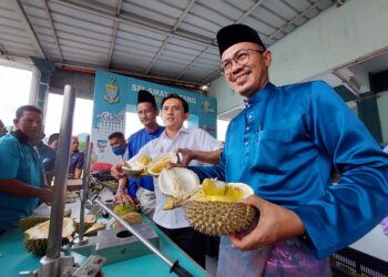 MOHD. MUHAIMIN Ibrahim (kanan) pada majlis jamuan Aidilfitri sempena Hari Bertemu Pelanggan Jabatan Pertanian Pulau Pinang di di Bukit Bertajam, hari ini.
