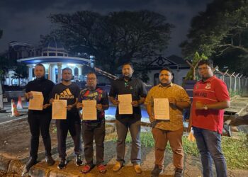 MUHAMMAD FADZIL Roslan (dua dari kanan) ketika hadir ke IPD Seberang Perai Tengah di Bandar Perda, Bukit Mertajam, Pulau Pinang untuk membuat laporan polis terhadap kenyataan Abdul Hadi Awang malam tadi.