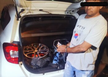ANTARA barangan milik suspek yang menyamar sebagai anggota polis bagi menyamun warga asing ditemukan di Taman Sentosa, Klang semalam.