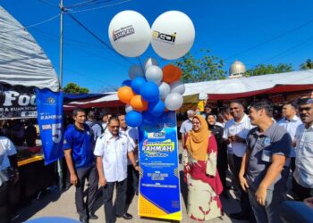 FUZIAH Salleh pada majlis pelancaran BRR Bayan Baru dan program inisiatif pendigitalan sektor peruncitan (Redi) di bazar Ramadan Bayan Baru, Pulau Pinang hari ini. - Pic: IQBAL HAMDAN