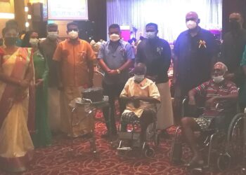 M. SELVENTHIRAN (berdiri, tengah) bergambar bersama tetamu hadir ketika Majlis Jalinan Kasih Deepavali sempena sambutan perayaan Deepavali tidak lama lagi di Klang, Selangor hari ini. - UTUSAN / ABDUL RAZAK IDRIS