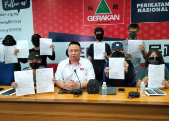 ANDREW Ooi (tengah) dalam sidang akhbar bersama individu yang menjadi mangsa penipuan seorang ejen insurans di ibu pejabat Gerakan Pulau Pinang, George Town hari ini.