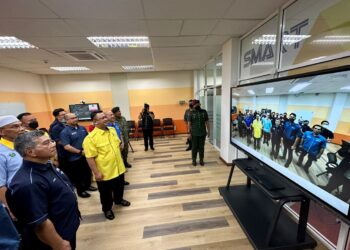 TUANKU Syed Faizuddin Putra Jamalullail (dua dari kiri) berkenan turun padang bagi merasmikan Perpustakaan Fakulti Pertanian Lestari UMS di Kampus Sandakan, baru-baru ini. -UTUSAN