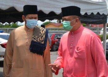 TUANKU SYED FAIZUDDIN PUTRA JAMALULLAIL (kanan) dan Mohd Nazim Mohd Noor selepas berkenan berangkat menunaikan solat Jumaat di Masjid Asy-Syakirin, Oran, Mata Ayer, Perlis semalam.- UTUSAN