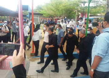 MUHYIDDIN Yassin melawat dan meninjau jeti penumpang Pulau Pangkor dalam lawatan kerja sehari ke pulau tersebut hari ini.