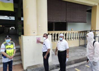 ROZALI Mohamud (dua dari kanan) bersama Jagdeep Singh Deo (dua dari kiri) ketika meninjau kerja-kerja sanitasi yang dijalankan di Pasar Awam Taman Bagan di Butterworth, Pulau Pinang hari ini.