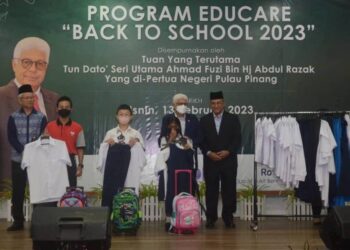 AHMAD FUZI Abdul Razak (dua dari kanan) pada majlis sumbangan baucar persekolahan 'Program Educare Kembali Ke Sekolah' di Bertam, Kepala Batas, Pulau Pinang hari ini. - Pic: IBAL HAMDAN