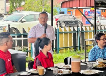 AMIRUDIN Shari (dua dari kanan) menyampaikan ucapan sewaktu Majlis Minum Petang Bersama Jentera Parlimen Kangar di Derma’s Corner, Kangar, Perlis, hari ini. -UTUSAN/ASYRAF MUHAMMAD