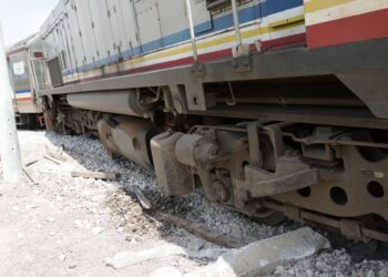 Keadaan tren  dari Stesen Gemas ke Stesen Johor Bahru Sentral yang tergelincir di Kilometer 595, Genuang semalam.