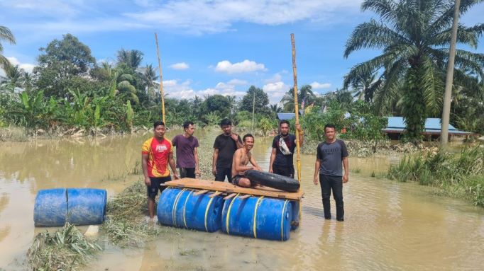 8 anak muda ambil inisiatif bina rakit tong selamatkan mangsa banjir