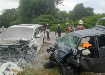 KEADAAN dua kereta yang terbabit nahas di Kilometer 40.5, Jalan Ipoh-Kuala Lumpur, Kampar, Perak, hari ini. - JBPM PERAK