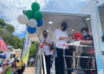 RUSDI Abd. Rahman (kiri) menyaksikan upacara perasmian WOW yang disempurnakan Muhamad Akmal Saleh di Banda Hilir, Melaka. - UTUSAN/DIYANATUL ATIQAH ZAKARYA