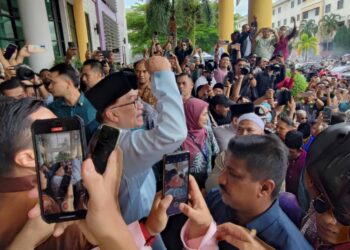 ANWAR Ibrahim beramah-mesra dengan orang ramai yang menghadiri majlis sambutan Rumah Terbuka Malaysia Madani Bersama Perdana Menteri di UiTM Permatang Pauh, Pulau Pinang hari ini.