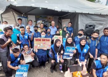 PHEE Boon Poh (berdiri, tengah) bersama Azhar Arshad dan sebahagian pelajar yang menjayakan kempen Vlog Zero Waste @Bazar Ramadan peringkat negeri anjuran Persatuan Pendidik Lestari Hijau Pulau Pinang (GREW) di bazar Ramadan Seberang Jaya semalam.